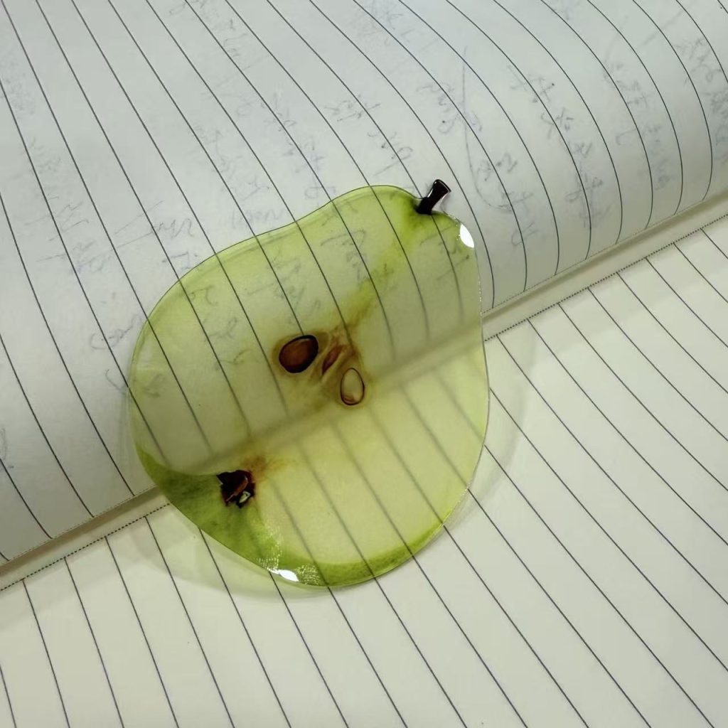 1 Apple Fig Fruit-Shaped Acrylic Bookmark - Translucent Page Marker, Cute Book Accessory, Durable Fruit-Shaped Bookmark Suitable for E-Books and Physical Books, Creative Gift